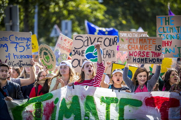 «Πρόκειται για το μέλλον μας» - Μαζικές διαδηλώσεις για το κλίμα σε τουλάχιστον 150 χώρες