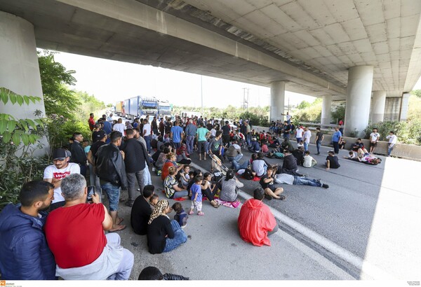 Διακοπή κυκλοφορίας σε παράδρομο της εθνικής στο ύψος της Μαλακάσας - Συγκέντρωση μεταναστών