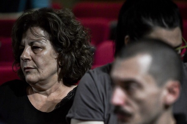 Δίκη Χρυσής Αυγής: Κατέρρευσε η Μάγδα Φύσσα όταν πέρασε από δίπλα της ο Ρουπακιάς