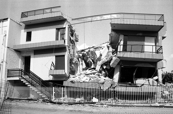 Σπάνιο φωτορεπορτάζ του 1999, όταν η Αθήνα συγκλονίστηκε από σεισμό 5,9 Ρίχτερ
