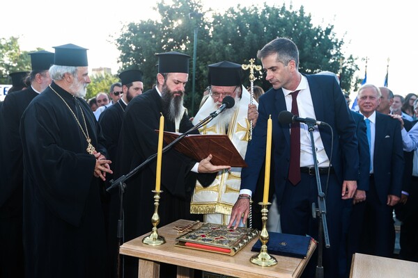 Εικόνες από την ορκωμοσία του Κώστα Μπακογιάννη - Στο πλευρό του η Σία Κοσιώνη