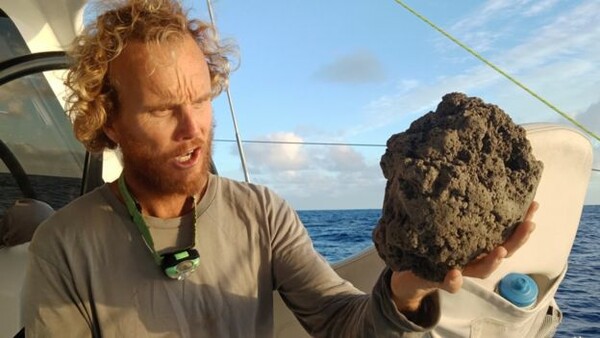 Μία τεράστια επιφάνεια από ελαφρόπετρα ταξιδεύει στον Ειρηνικό Ωκεανό - Τι λένε οι επιστήμονες