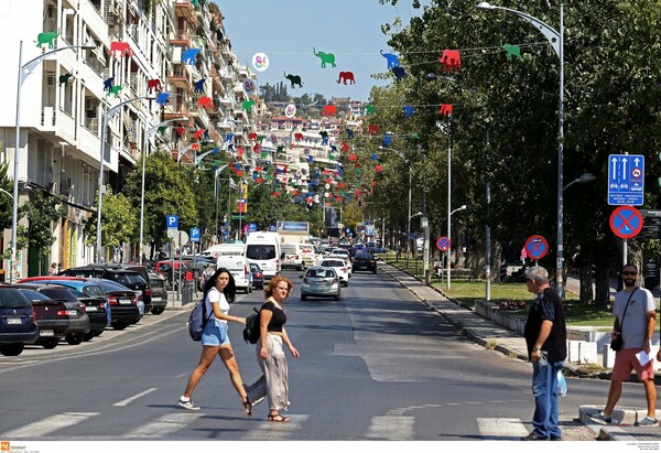 Εκατοντάδες ελεφαντάκια στον ουρανό της Θεσσαλονίκης προς τιμήν της Ινδίας