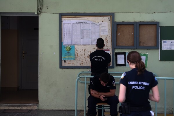 Εξάρχεια: Σε εξέλιξη η ψηφοφορία στο τμήμα όπου είχαν κλέψει την κάλπη - Έντονη αστυνομική παρουσία