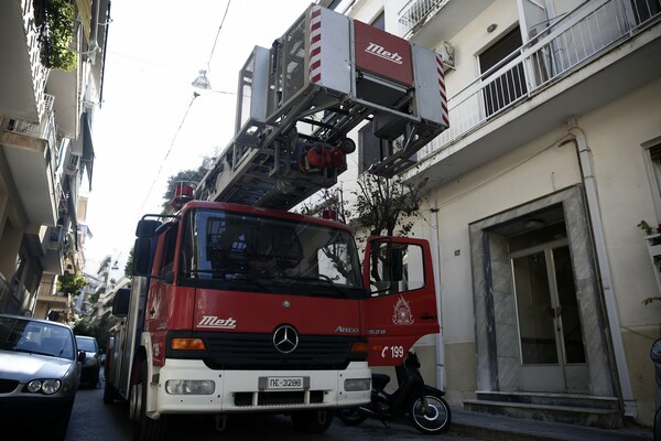 Πυροσβέστες απεγκλώβισαν ηλικιωμένη με σοβαρά εγκαύματα από φλεγόμενο διαμέρισμα