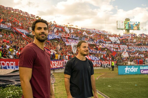 Ο Γιώργος Λέντζας και ο Άγγελος Γιακουμίδης αναζητούν τις πιο τρελές ποδοσφαιρικές ιστορίες του κόσμου