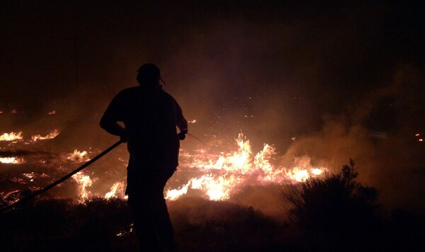 Κρήτη: Ολονύκτια μάχη της πυροσβεστικής με τις φλόγες