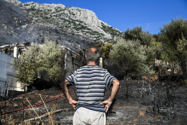 Φωτιά στον Υμηττό: Υλικές ζημιές σε σπίτια - Πού δίνεται η μάχη με τις φλόγες