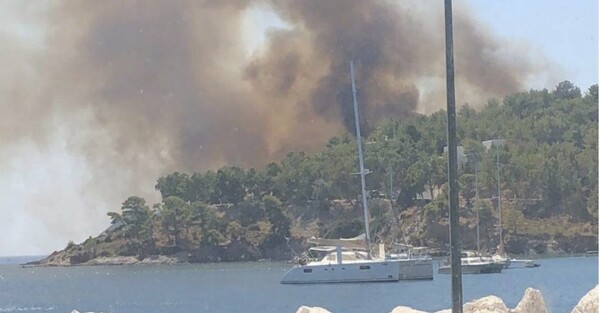 Φωτιά στη Λέρο: Το Λιμενικό απομάκρυνε λουόμενους με σκάφος