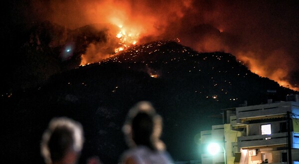 Φωτιά στο Λουτράκι: Συνεχίζεται η μάχη με τις φλόγες - Προβλέπεται δύσκολη νύχτα