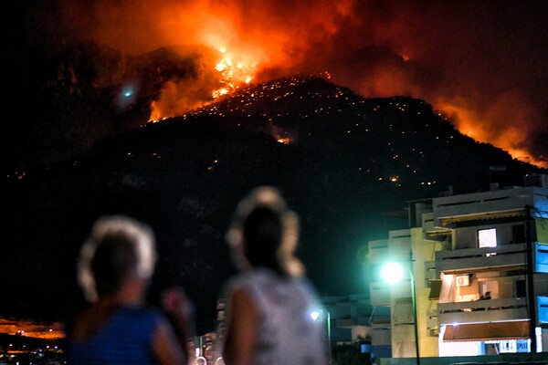 Φωτιά στο Λουτράκι: Συνεχίζεται η μάχη με τις φλόγες - Προβλέπεται δύσκολη νύχτα