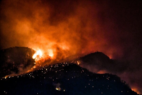 Φωτιά στο Λουτράκι: Συνεχίζεται η μάχη με τις φλόγες - Προβλέπεται δύσκολη νύχτα