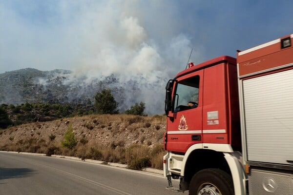 Μεγάλη φωτιά στο Λουτράκι: Εκκενώθηκαν το μοναστήρι του Αγίου Πατάπιου και το γηροκομείο