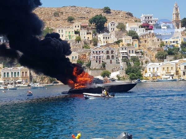 Συναγερμός στη Σύμη: Φωτιά σε σκάφος μέσα στο λιμάνι