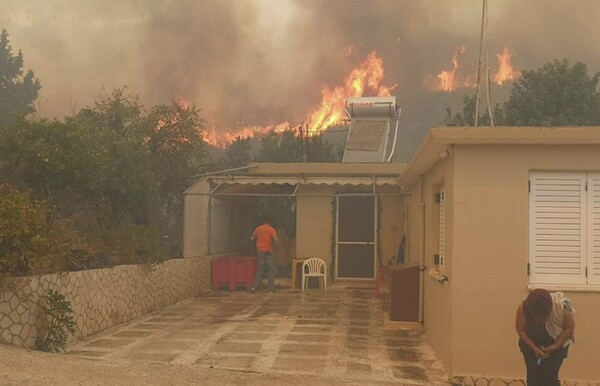 Ανεξέλεγκτη η φωτιά στη Ζάκυνθο - Εκκενώνονται σπίτια στο χωριό Κερί