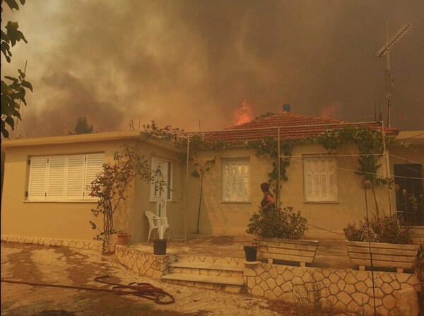 Ανεξέλεγκτη η φωτιά στη Ζάκυνθο - Εκκενώνονται σπίτια στο χωριό Κερί