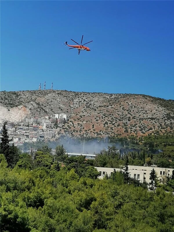 Φωτιά στο δάσος Χαϊδαρίου: Ενισχύθηκαν οι δυνάμεις της πυροσβεστικής