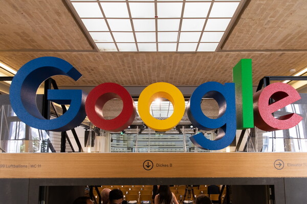 Η Google άλλαξε τον αλγόριθμο του όρου «λεσβία» για να εμφανίζει λιγότερο πορνό