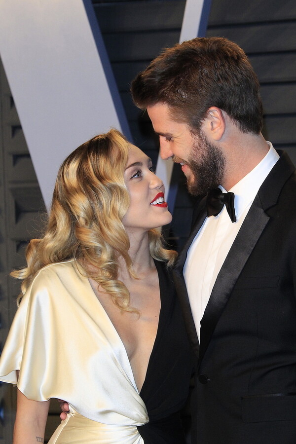 Η Miley Cyrus χώρισε 7 μήνες μετά τον γάμο της και παρτάρει στην Ιταλία