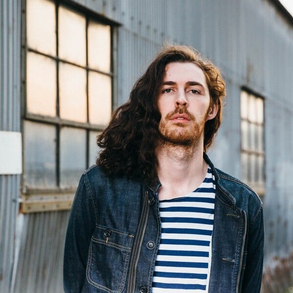 Hozier: πώς είναι να επιβιώνεις από το «Take me to Church», το μεγαλύτερο χιτ της δεκαετίας