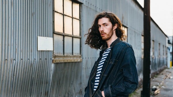 Hozier: πώς είναι να επιβιώνεις από το «Take me to Church», το μεγαλύτερο χιτ της δεκαετίας