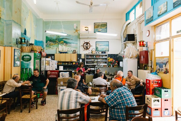 Βόλτα στα παλιά καφενεία που ακόμη αντέχουν κι ελάχιστοι γνωρίζουν στο λιμάνι του Πειραιά