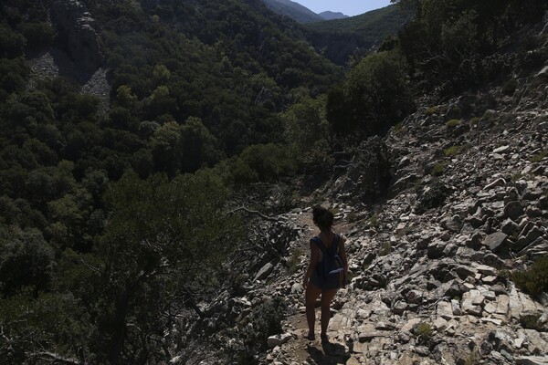 Όλη μέρα γυμνοί στους καταρράκτες της Σαμοθράκης