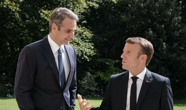 Ο Μακρόν υποδέχθηκε τον Μητσοτάκη στο Παρίσι: «Να αντιμετωπίσουμε τις κοινές προκλήσεις»