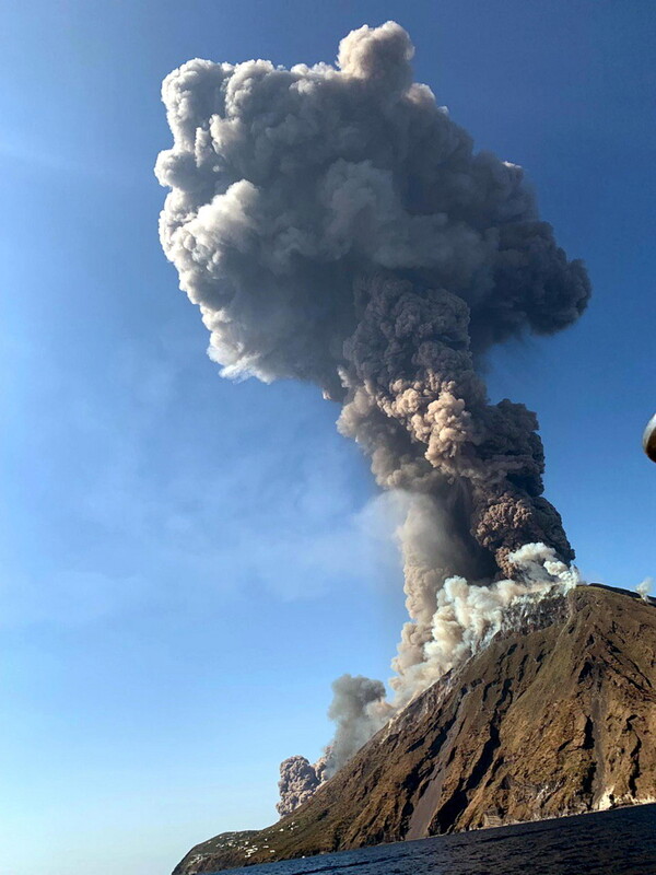 «Ξύπνησε» ηφαίστειο σε ιταλικό νησί - Ένας νεκρός και πανικός καθώς τουρίστες ρίχτηκαν στη θάλασσα