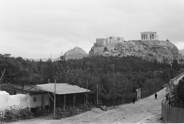 Το καφενεδάκι που ήταν κάποτε στο χωματόδρομο του Ηρωδείου