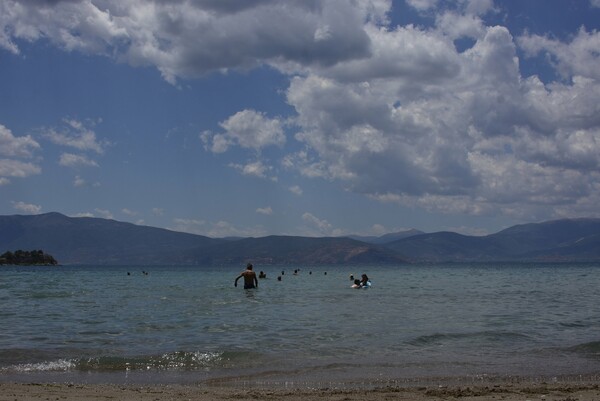 Καιρός: Αίθριος με πρόσκαιρες βροχές