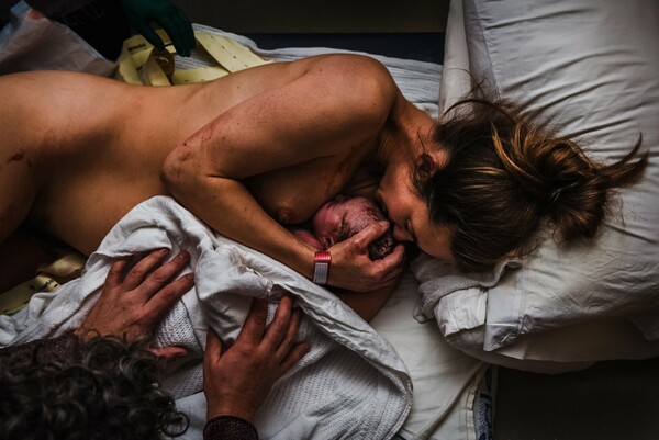 Ωμή, δυνατή και πανέμορφη καταγραφή: Οι κορυφαίες φωτογραφίες γέννας για το 2019