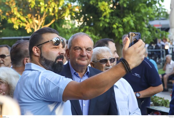 Ο Καραμανλής πέρασε και από περίπτερο του ΣΥΡΙΖΑ - Φωτογραφίες