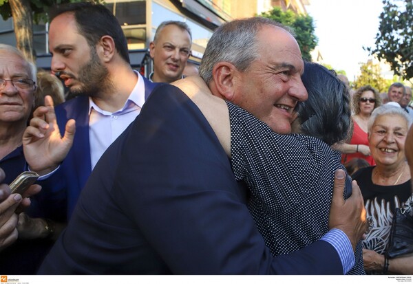 Ο Καραμανλής πέρασε και από περίπτερο του ΣΥΡΙΖΑ - Φωτογραφίες