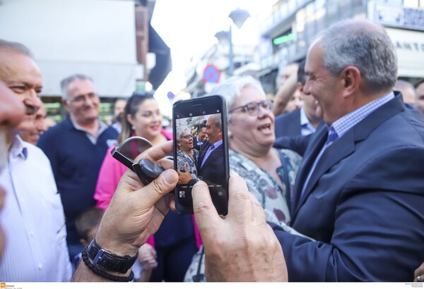 Ο Καραμανλής πέρασε και από περίπτερο του ΣΥΡΙΖΑ - Φωτογραφίες