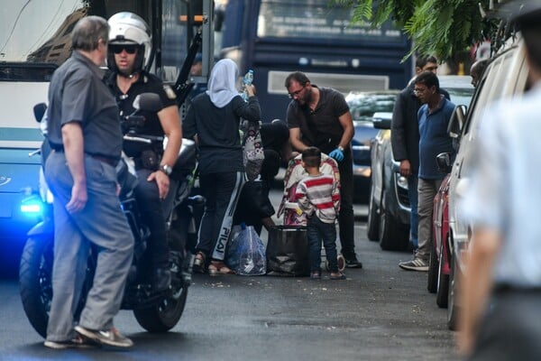 Εκκένωση κατάληψης: Πολλά παιδιά μεταξύ των 130 αλλοδαπών που απομακρύνθηκαν από κτίριο στην Αχαρνών