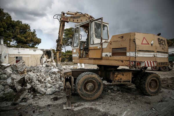 Αμπελόκηποι: Κατεδάφιση επικίνδυνου κτιρίου από τον δήμο Αθηναίων