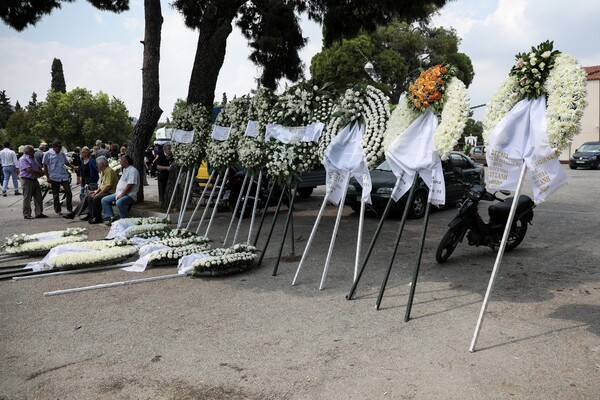 Καλλιτέχνες, φίλοι και συγγενείς στην κηδεία του Στέλιου Βαμβακάρη