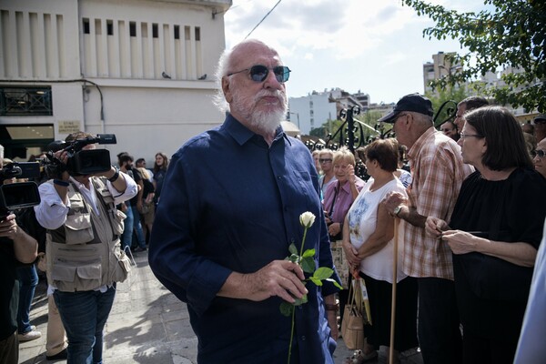 «Θα μου λείψεις, σ' αγαπώ Λάρυ»:Συγκινητικοί επικήδειοι για τον Λ. Μαχαιρίτσα από τον γιατρό του τον Πορτοκάλογλου και τον Τσακνή