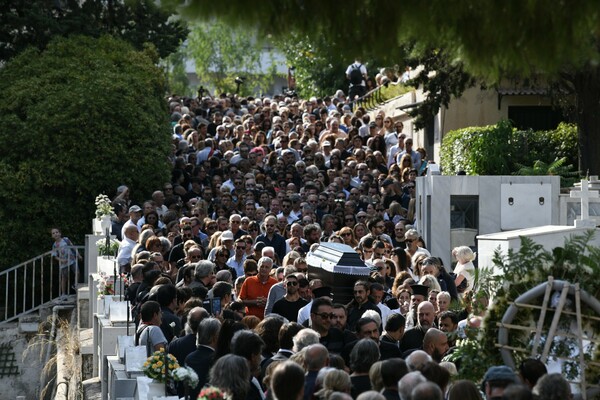 «Θα μου λείψεις, σ' αγαπώ Λάρυ»:Συγκινητικοί επικήδειοι για τον Λ. Μαχαιρίτσα από τον γιατρό του τον Πορτοκάλογλου και τον Τσακνή