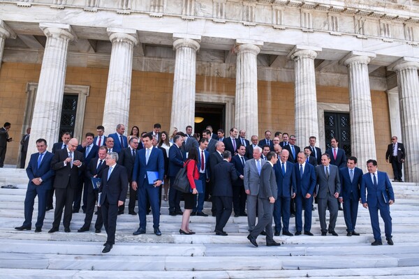 Η οικογενειακή φωτογραφία της κυβέρνησης Μητσοτάκη - Ο πρωθυπουργός και όλοι οι υπουργοί