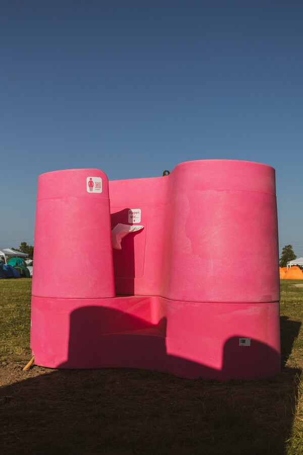 Lapee: Τα ροζ γυναικεία ουρητήρια δίχως πόρτες που μειώνουν τις ουρές αναμονής στα φεστιβάλ