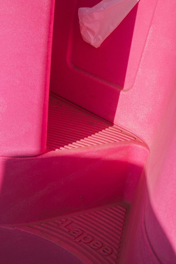 Lapee: Τα ροζ γυναικεία ουρητήρια δίχως πόρτες που μειώνουν τις ουρές αναμονής στα φεστιβάλ