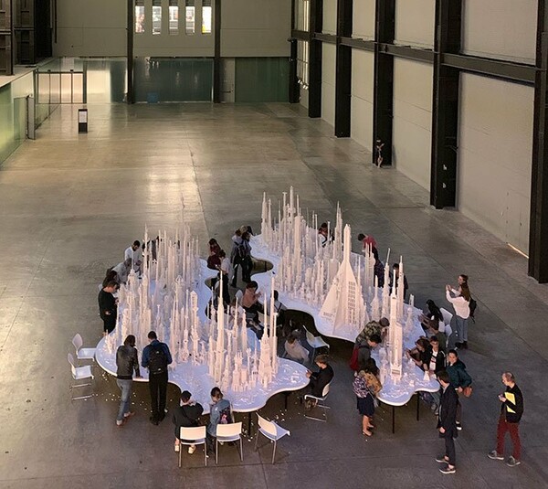 Μια πόλη από λευκά τουβλάκια Lego στην Tate Modern