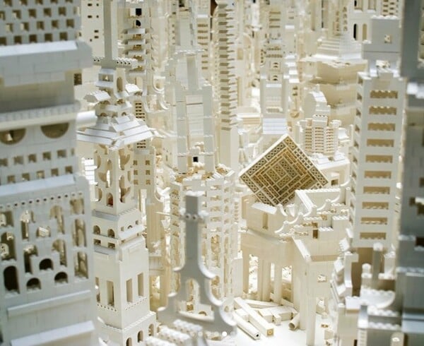 Μια πόλη από λευκά τουβλάκια Lego στην Tate Modern