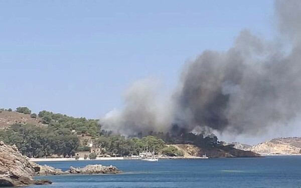 Φωτιά στη Λέρο: Το Λιμενικό απομάκρυνε λουόμενους με σκάφος