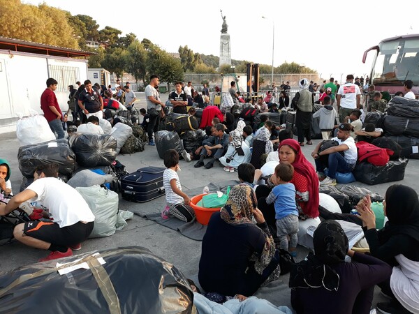 Μυτιλήνη: Ξεκίνησε η επιχείρηση μετακίνησης 1500 προσφύγων και μεταναστών