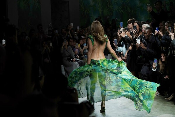Μοναδική Τζένιφερ Λόπεζ - Στην πασαρέλα με το θρυλικό Versace φόρεμα που άλλαξε το ίντερνετ