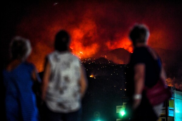 Φωτιά στο Λουτράκι: Ολονύχτια μάχη με τις φλόγες - Η εικόνα στα υπόλοιπα μέτωπα