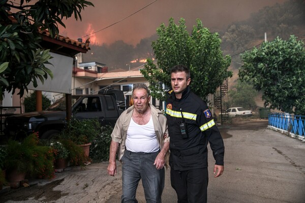 Φωτιά στην Εύβοια: Μάχη με φλόγες 20 μέτρων - Συγκλονιστικές εικόνες